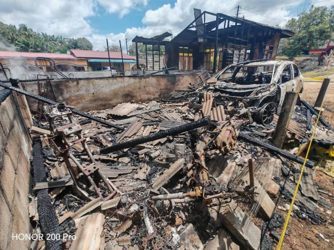 Rumah, tiga kenderaan musnah dalam kebakaran
