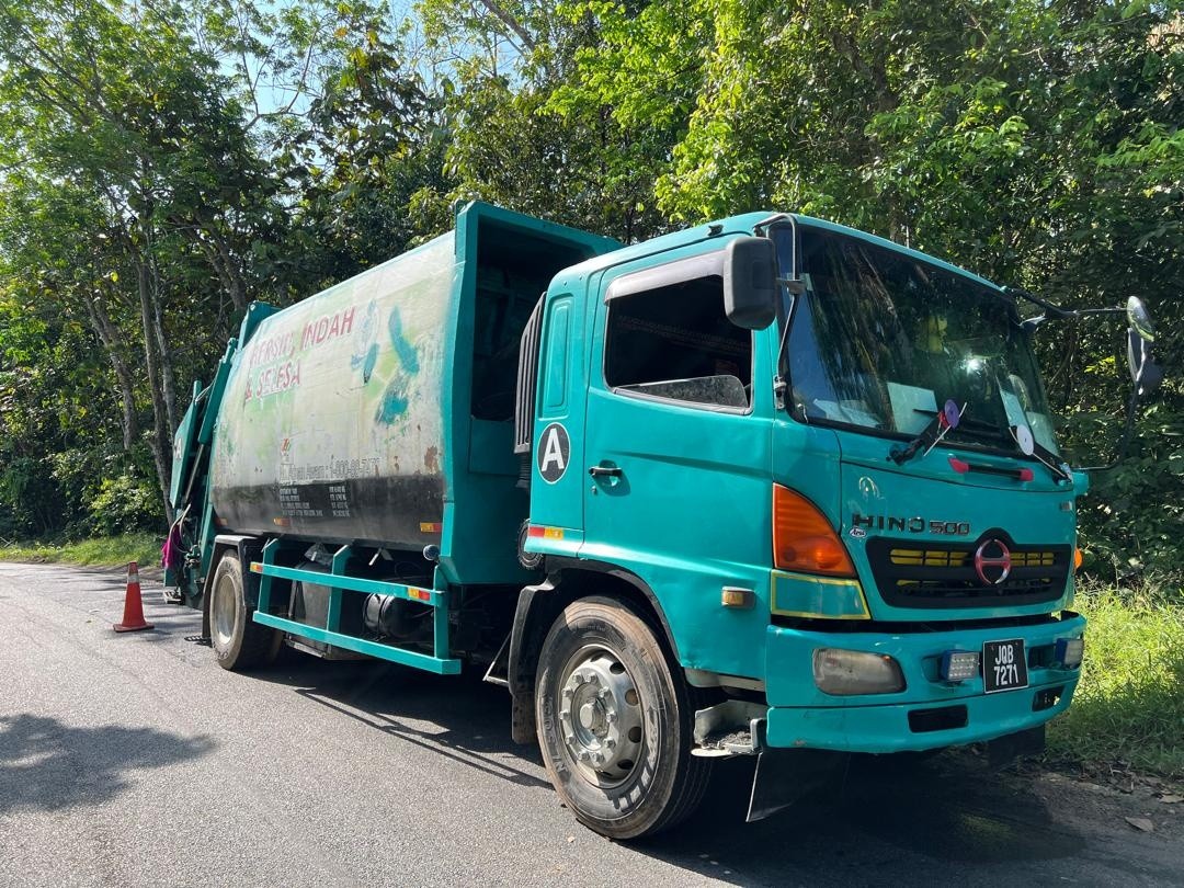 Pemuda maut tercampak, motosikal bergesel lori sampah