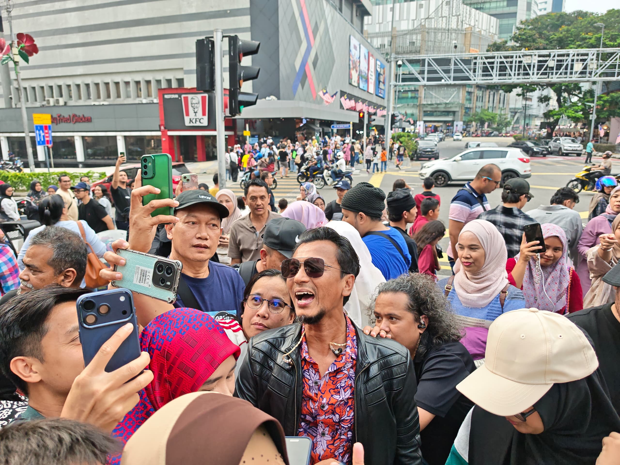 Faizal Tahir Muncul Secara Surprise, SOGO Meriah Dengan Flashmob Maha 2026